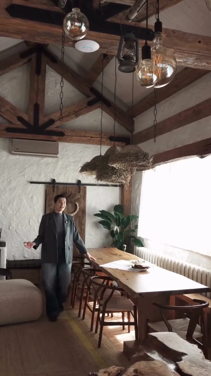 Casa LAOLALTĂ — interiorul casei, grinzi vechi și masa lungă
